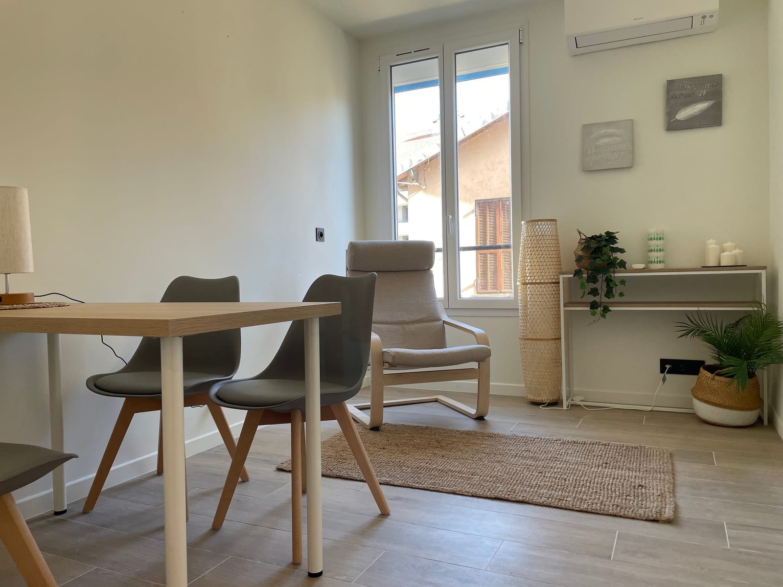 Intérieur du cabinet : un fauteuil, une table et deux chaises dans une pièce lumineuse